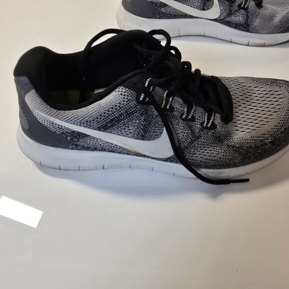 Nike Free RN 2017 880840-002 Womens 7 Running Shoes Wolf Gray Athletic Sneakers - Picture 2 of 10